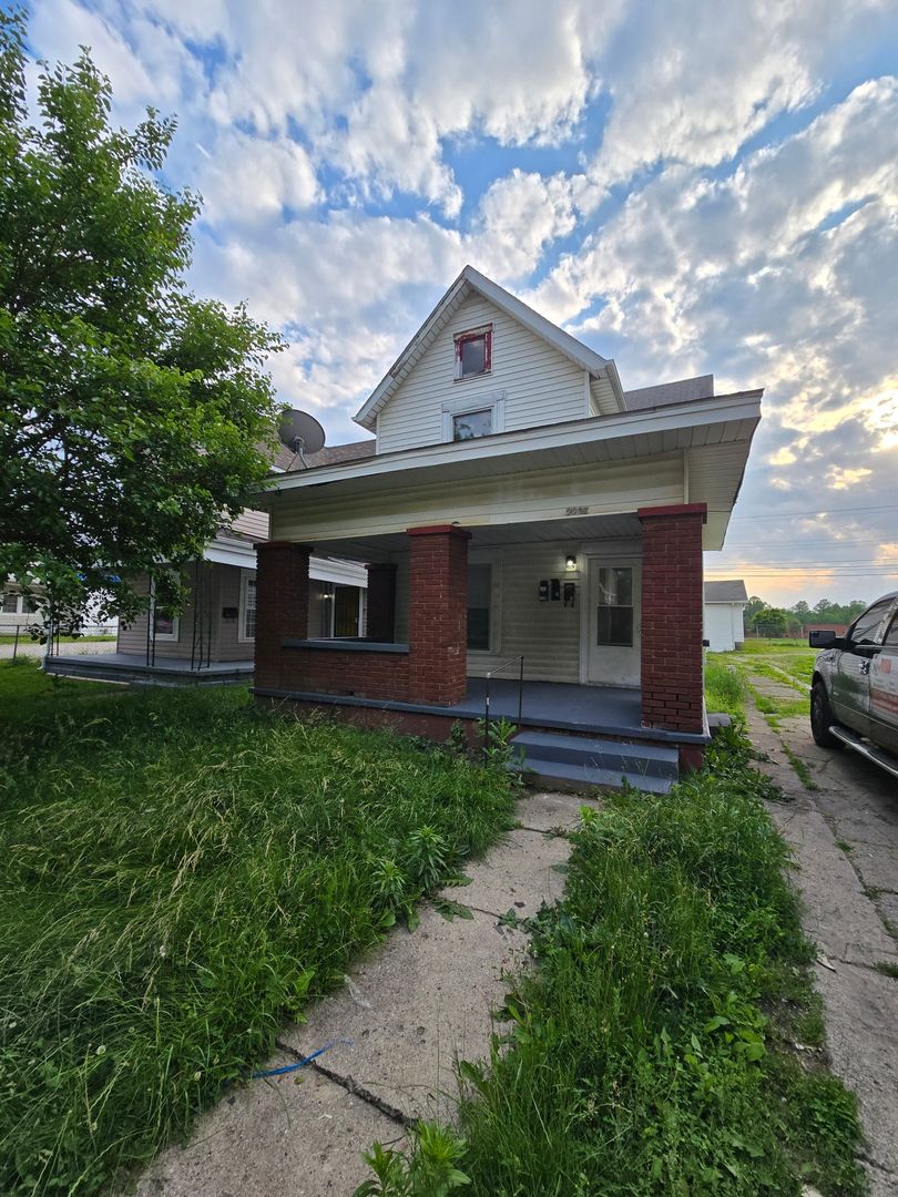 Muncie Apartment: 2207 S Walnut St, Muncie, IN 47302