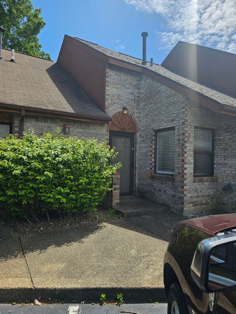 Owensboro House: 645 Chuck Gray Ct.