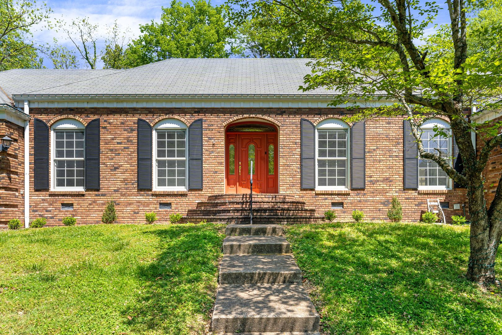 Clarksville House: 809 Foxwood Rd