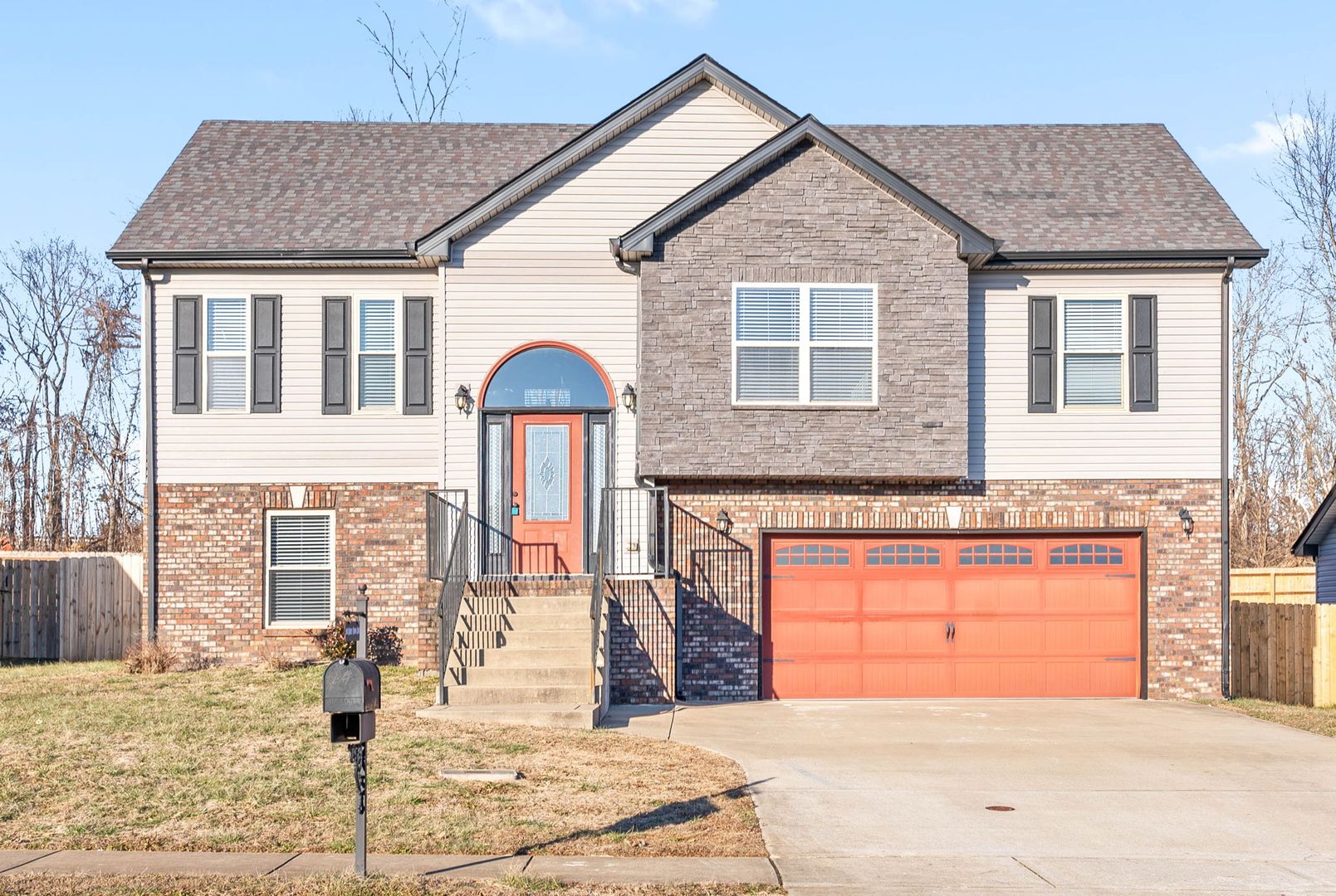 Clarksville House: 1017 Charles Thomas Dr.