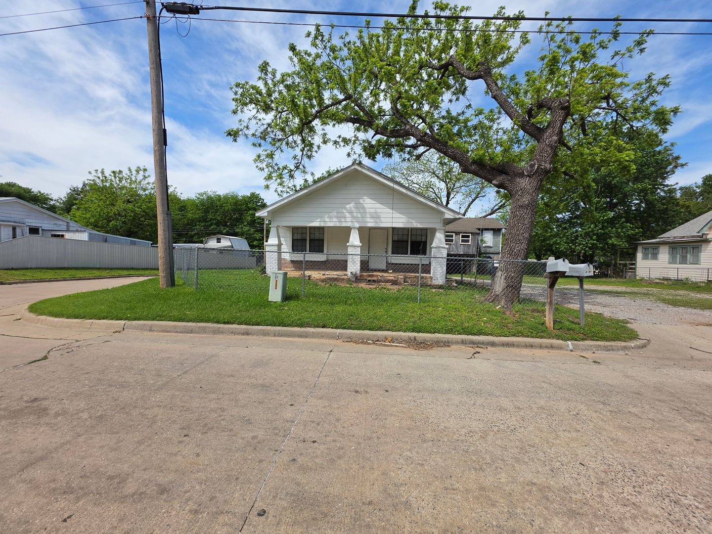 Shawnee House: 240 S Draper Ave