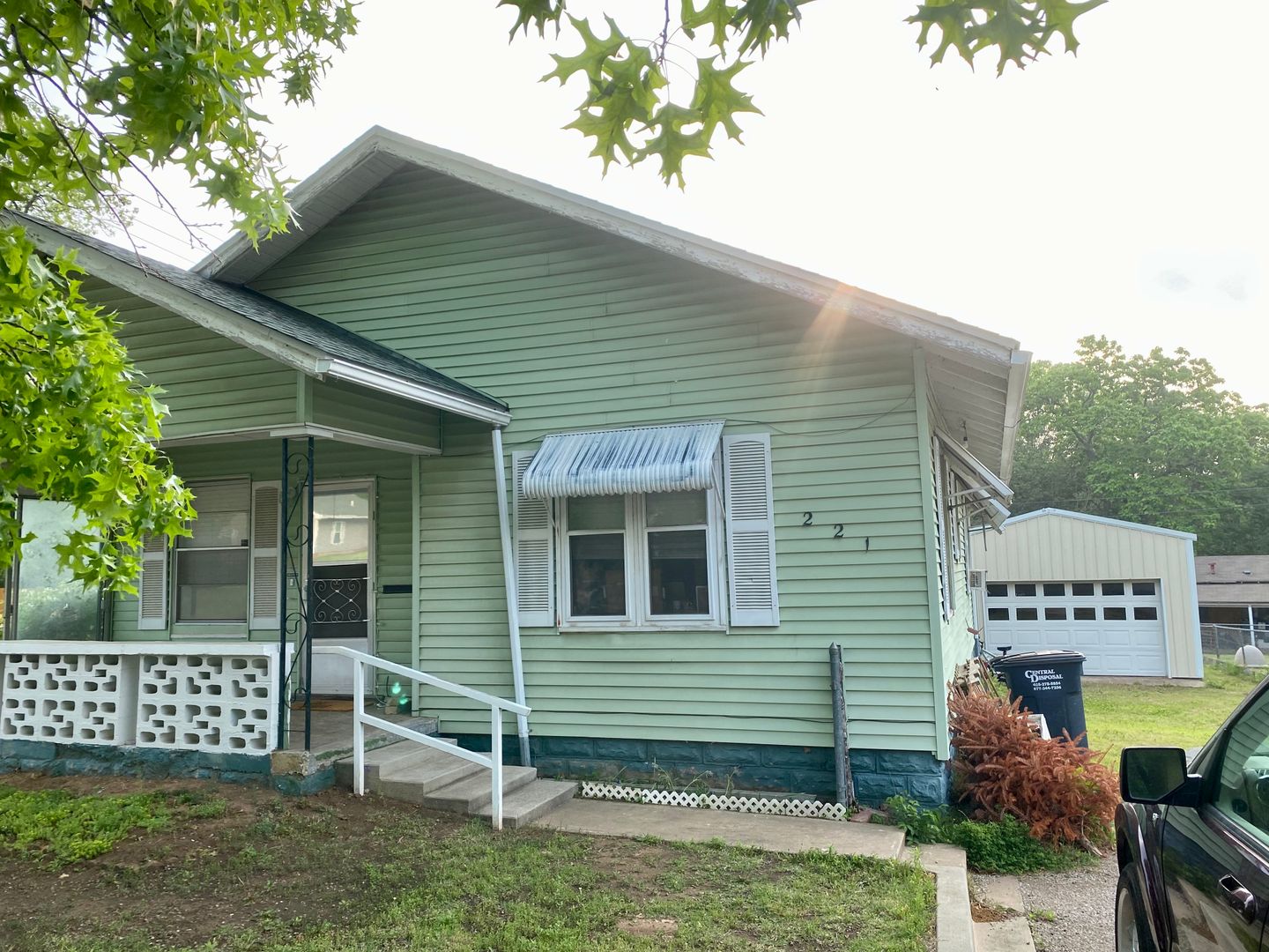 Shawnee House: 221 N Pesotum Ave