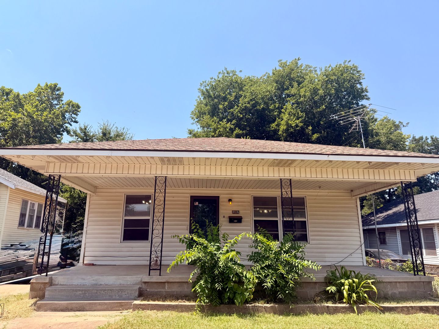 Shawnee House: 816 N. Broadway