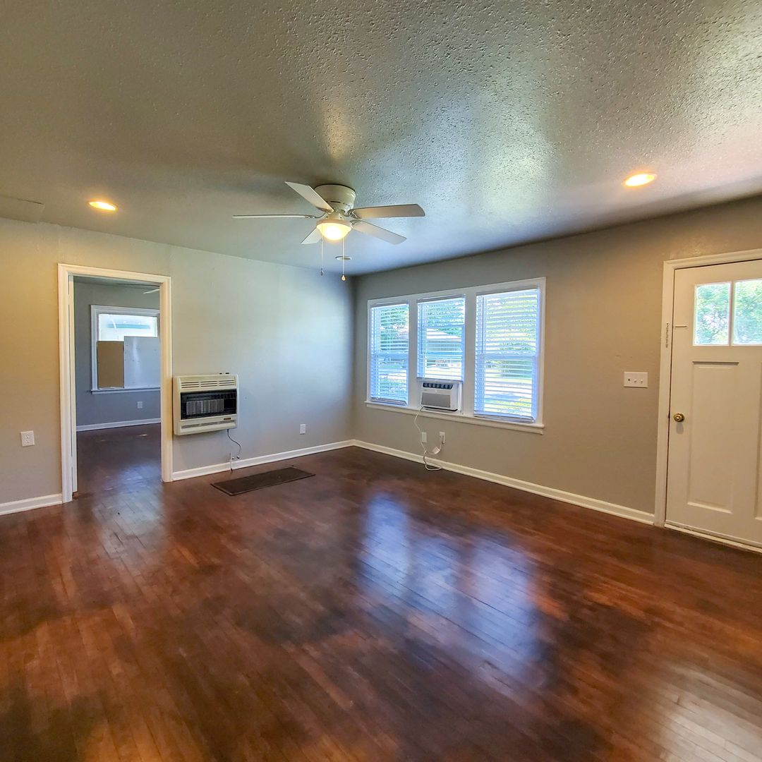 Shawnee House: 1028 W Wood