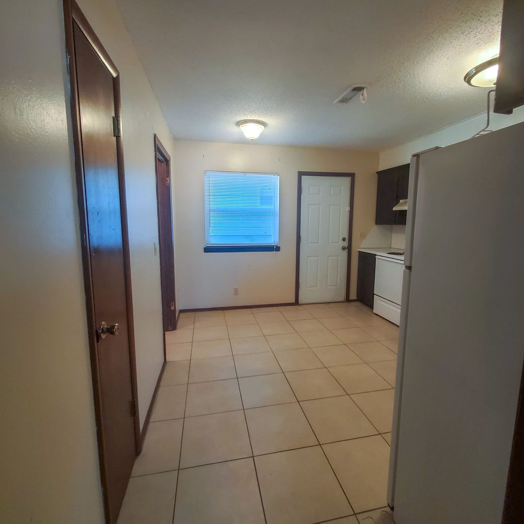 Shawnee Apartment: 2429 N Market Ave 1/2