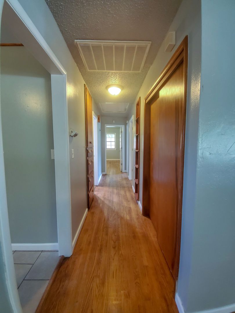 Shawnee House: 1310 E Independence St