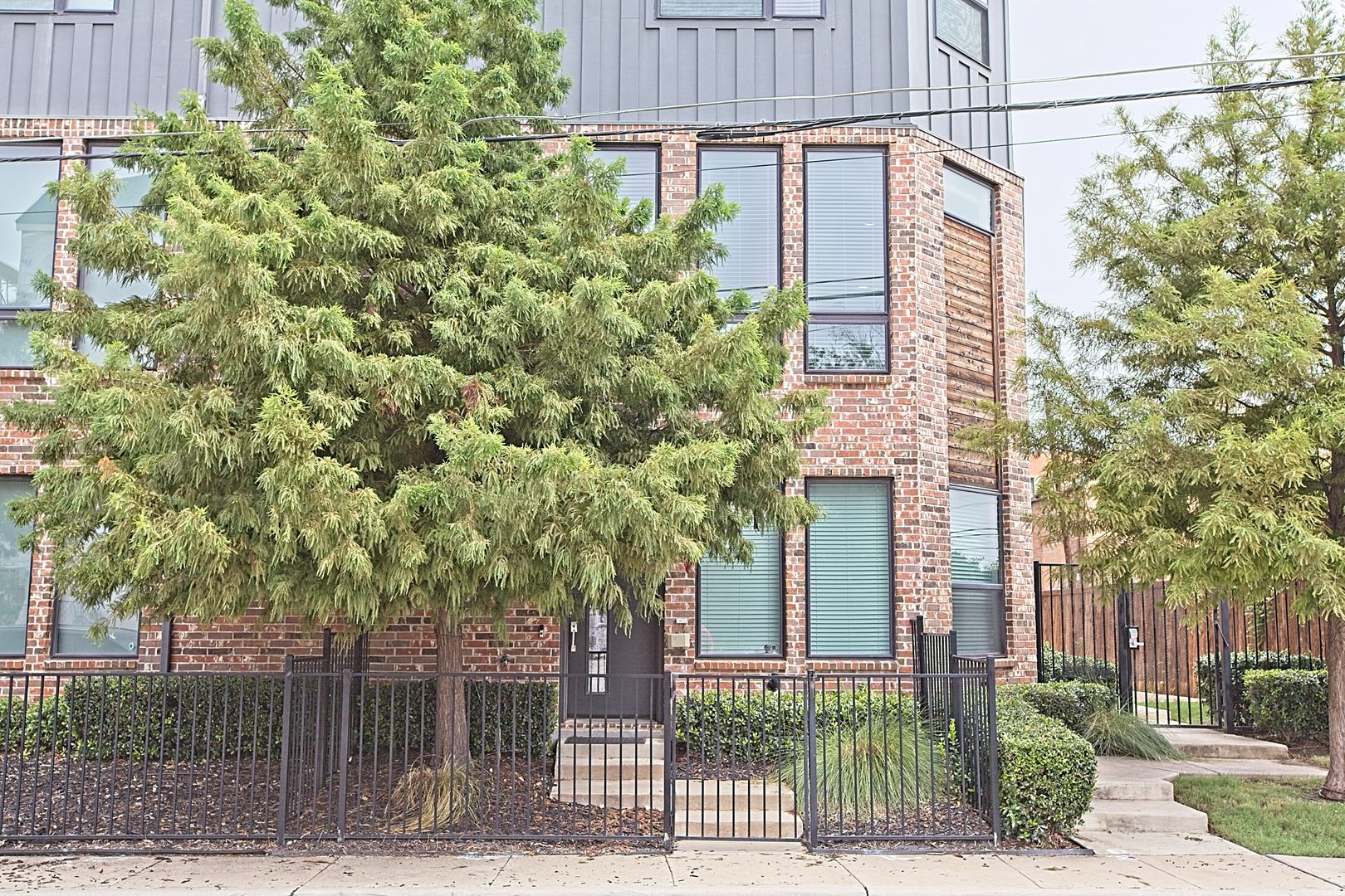 Dallas House: 1405 Bronson