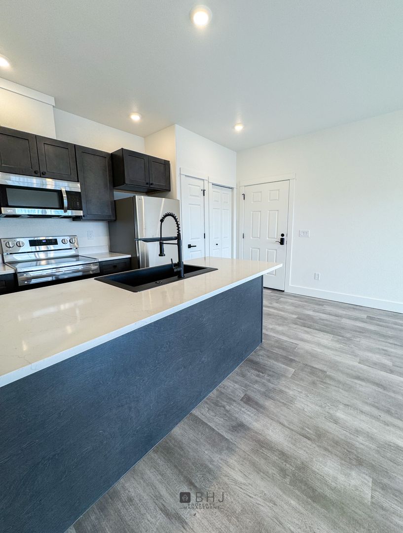 Sheridan Apartment: 991 Covey Run Rd