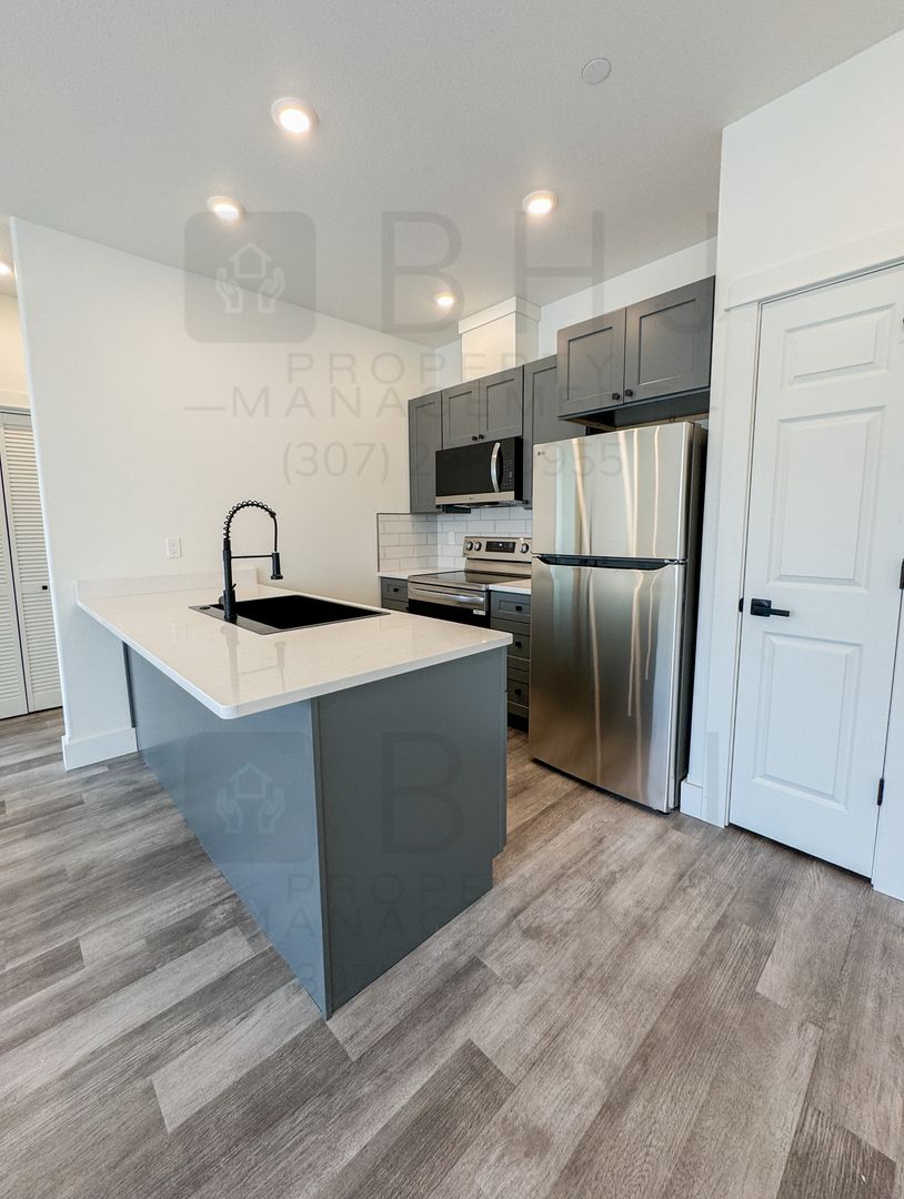 Sheridan Apartment: 951 Covey Run Rd