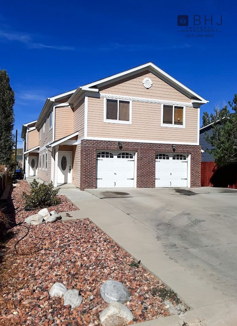 Sheridan Apartment: E 7th St