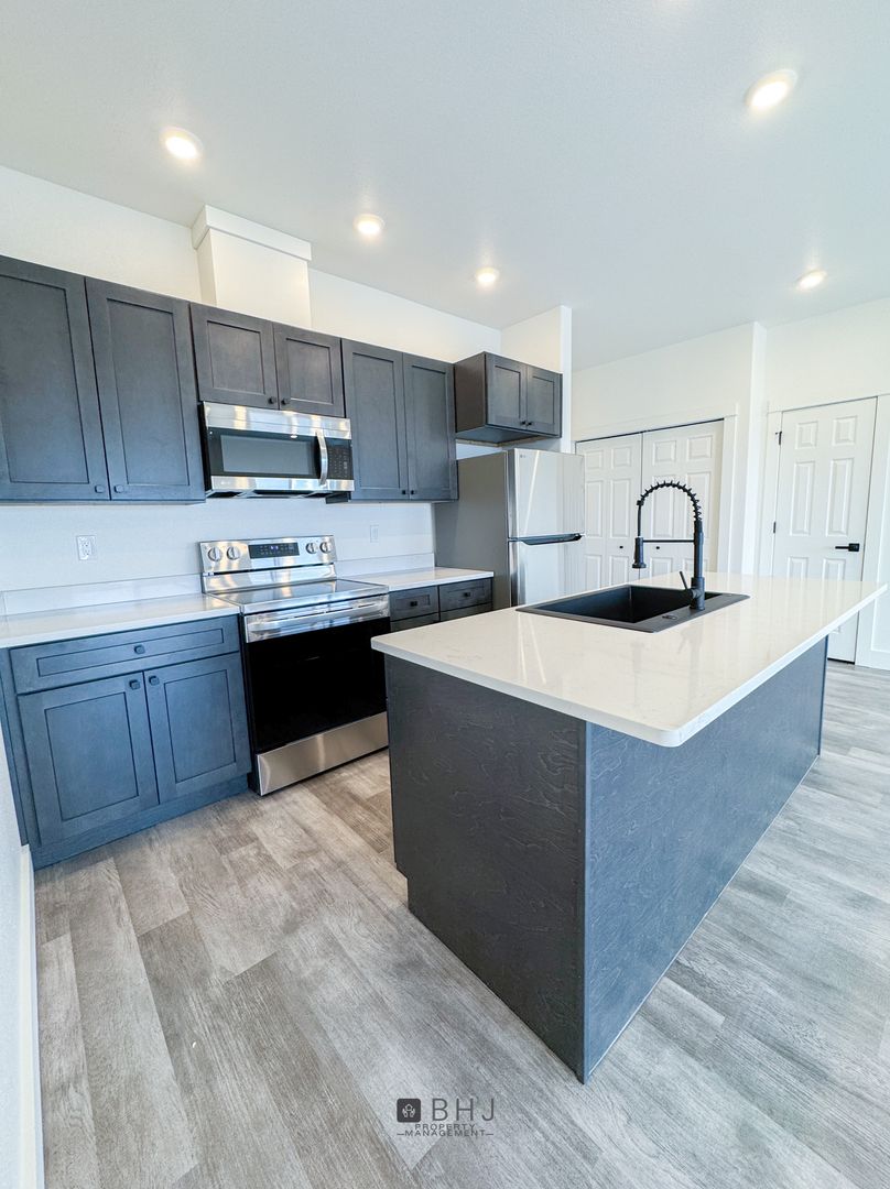 Sheridan Apartment: 991 Covey Run Rd