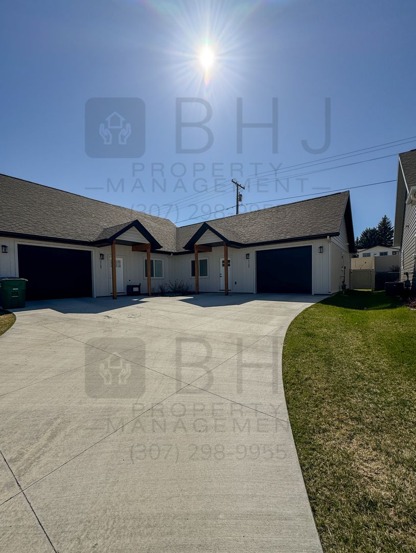 Sheridan Apartment: 2165/2167 Skyview West Dr