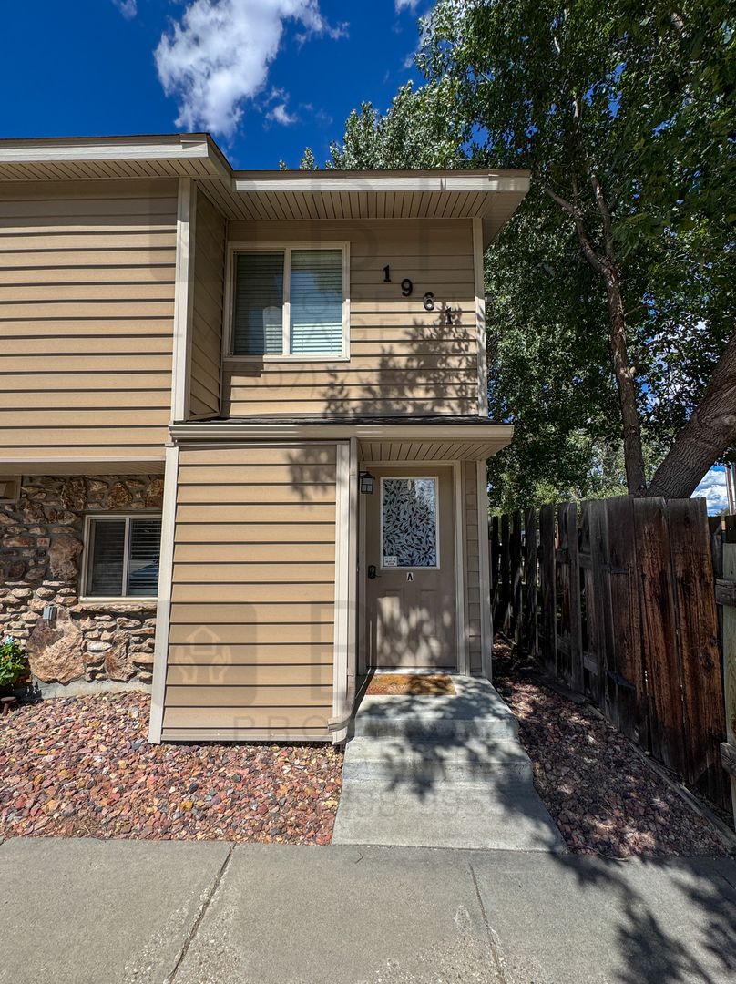 Sheridan House: 1961 Edwards Dr Unit A