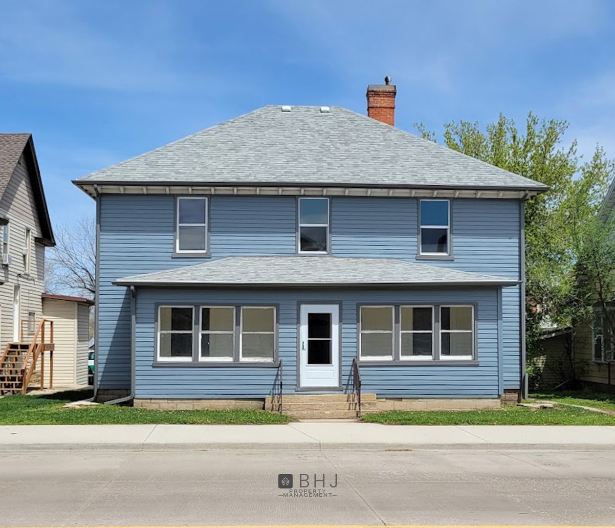 Sheridan Apartment: 215 W Loucks St