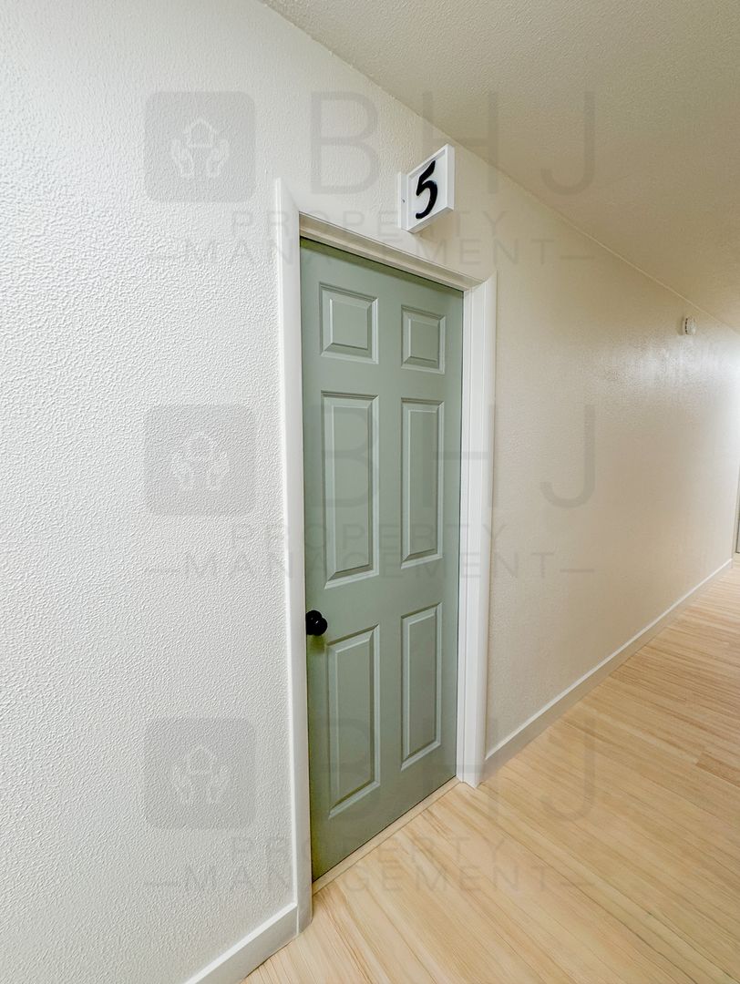 Sheridan Apartment: 219 E Burkitt