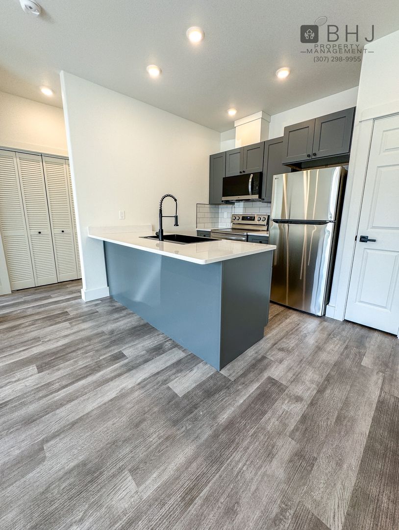 Sheridan Apartment: 971 Covey Run Rd