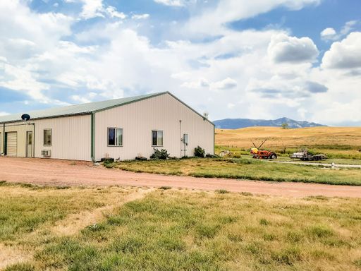 * September to May* Horse and dog friendly, 2 bedroom Barn Apartment