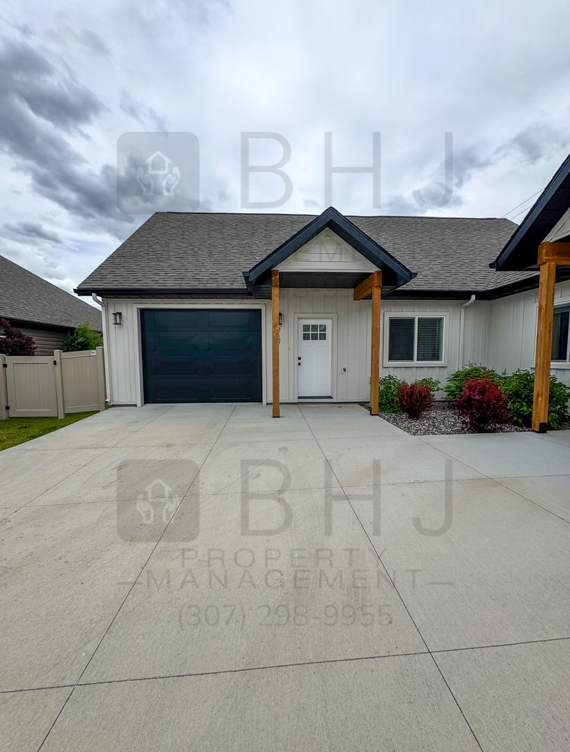 Sheridan Apartment: 2165/2167 Skyview West Dr
