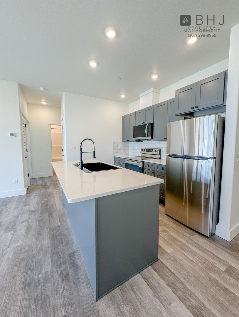 Sheridan Apartment: 971 Covey Run Rd