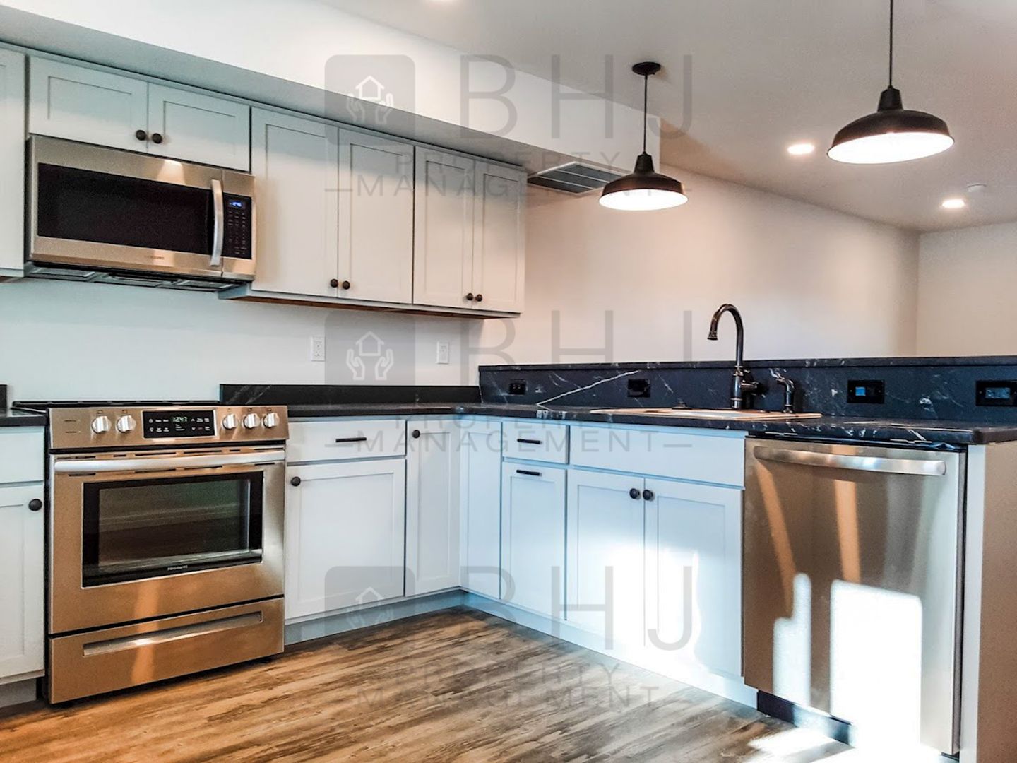 Sheridan House: 429 E 7th St