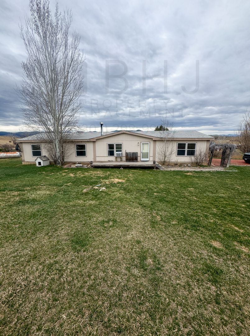 Banner House: 160 Upper Prairie Dog Rd