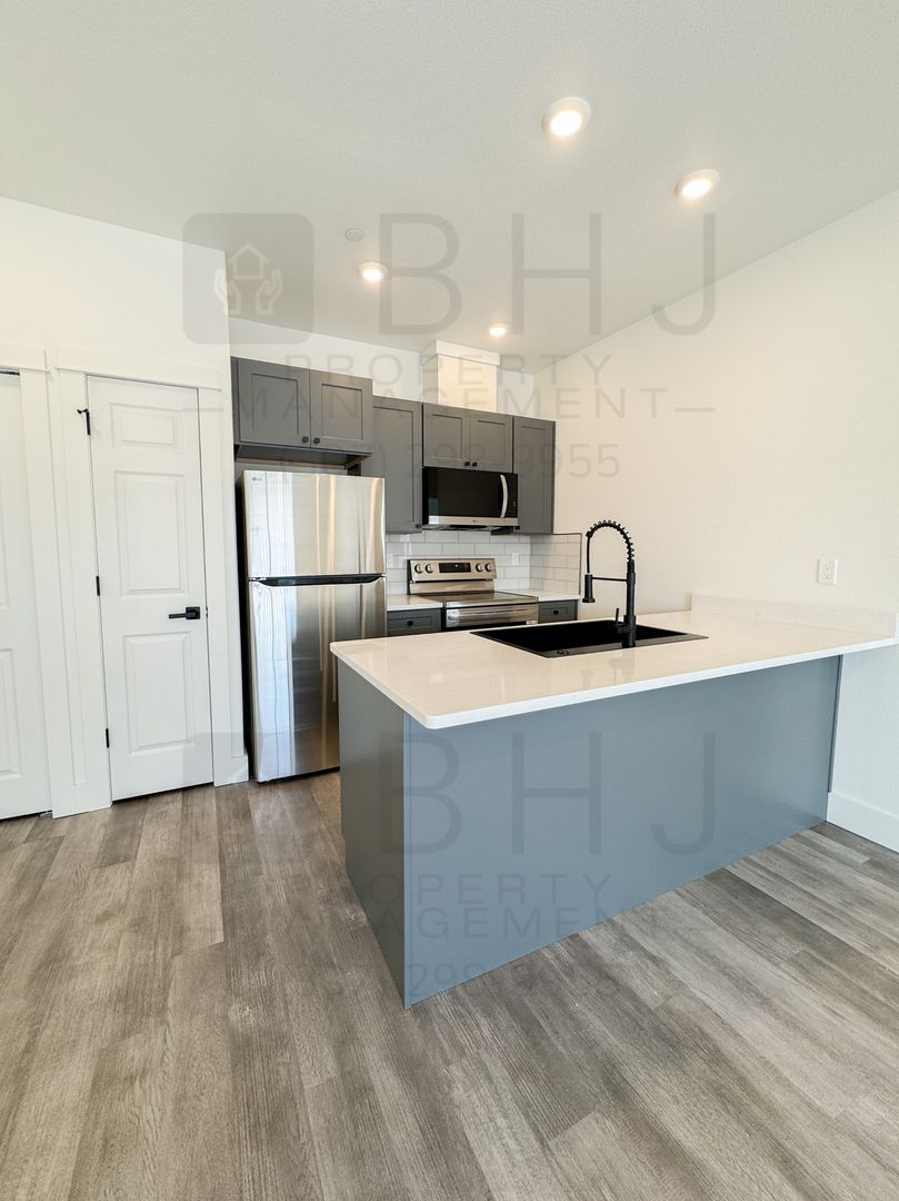 Sheridan Apartment: 951 Covey Run Rd