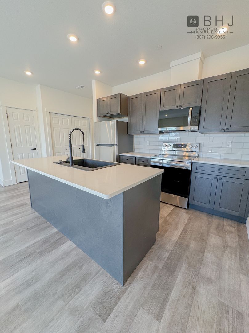 Sheridan Apartment: 961 Covey Run Rd