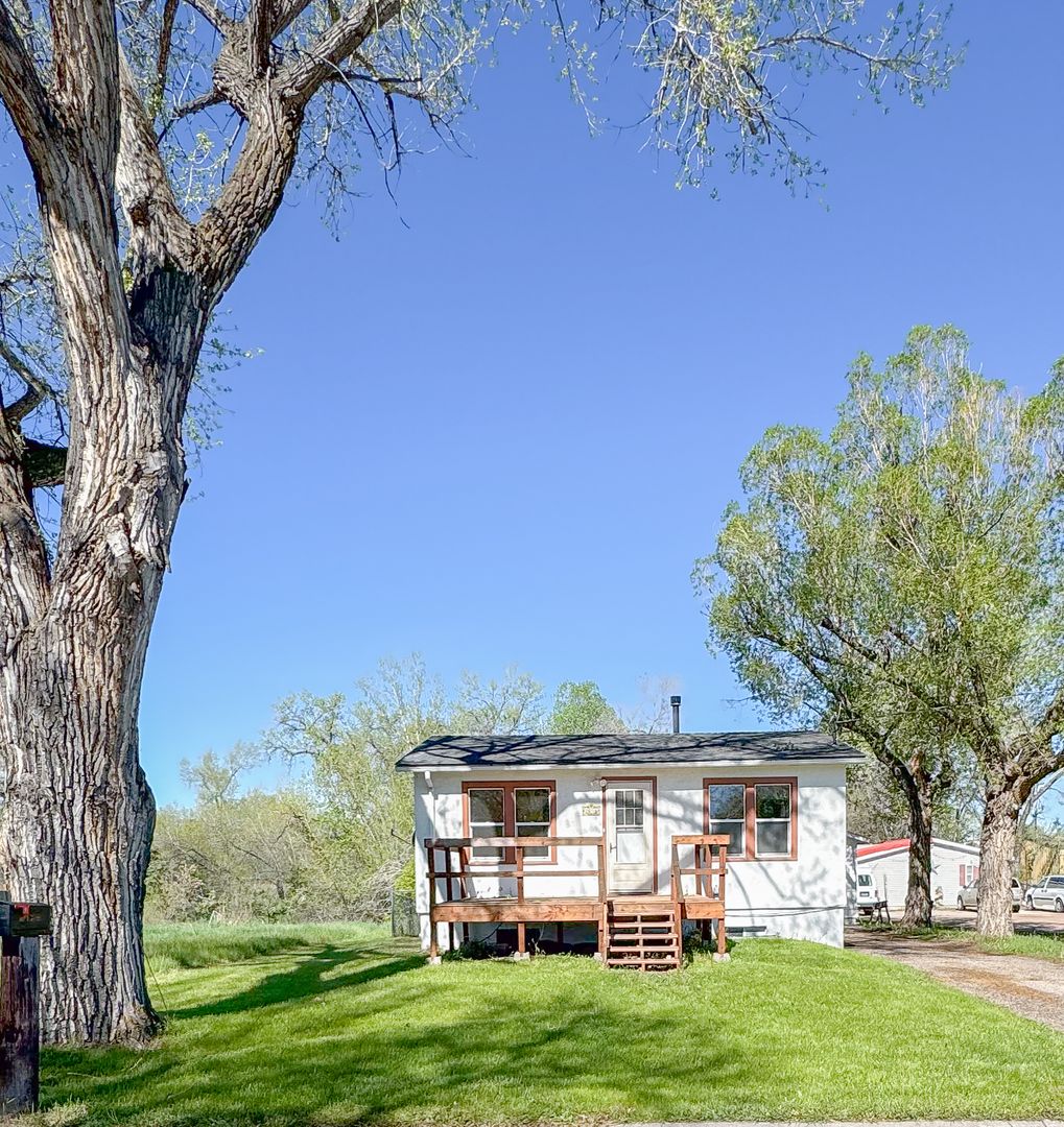 Sheridan House: 2056 Frackleton Street