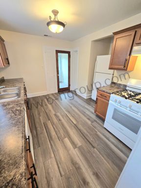 Spacious 2 BR In Unit Laundry Provided – photo 1