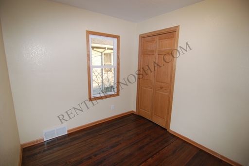 4812 25th Avenue - Upper, Kenosha, WI 53140