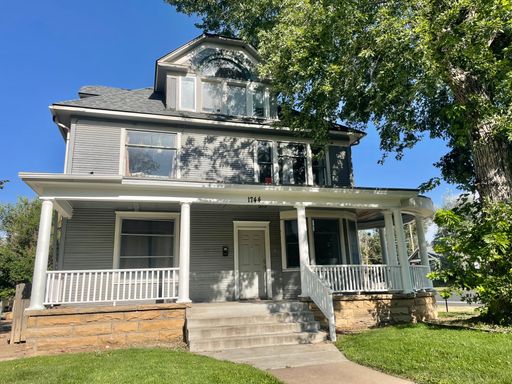 ROOM FOR RENT! RIGHT NEXT TO CAMPUS!