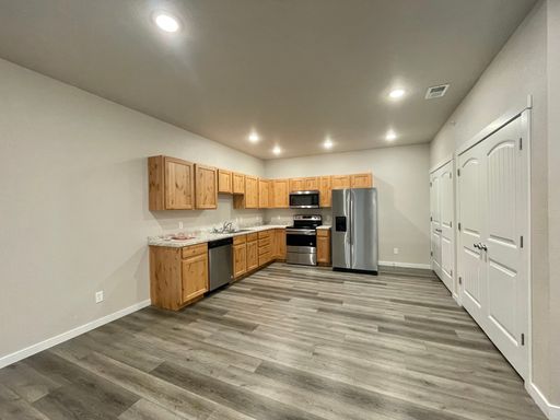 2 bedroom, 1 bathroom Apartment- AVAILABLE NOW!!