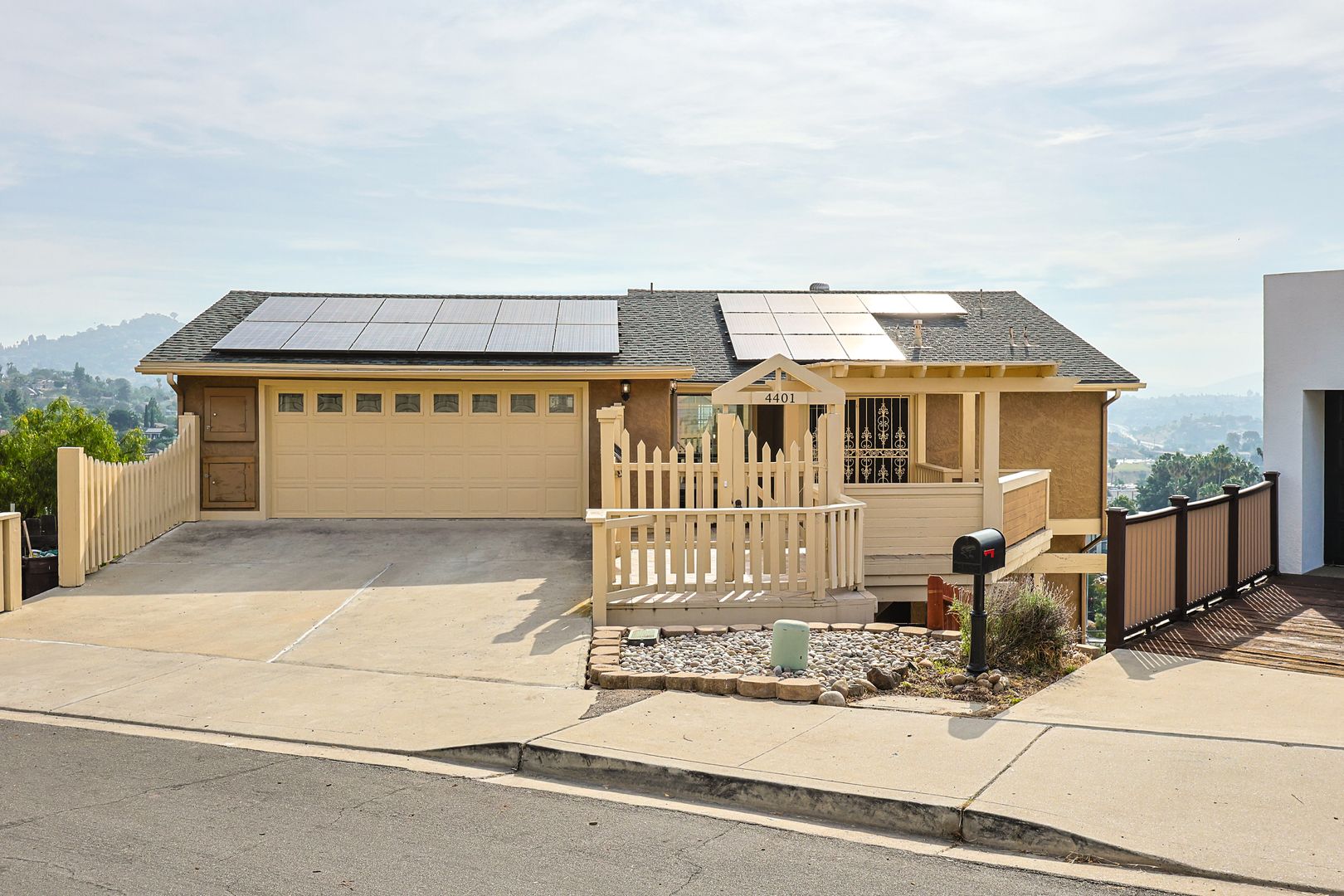 La Mesa House: 4401 Date Ave