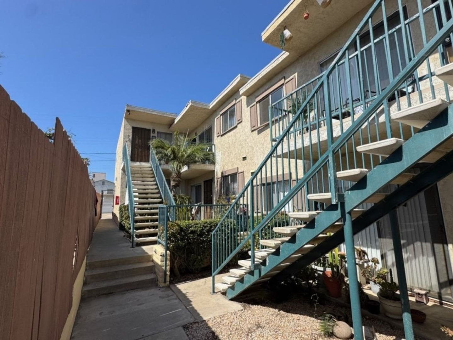 San Diego Apartment: 5027 Del Monte Ave