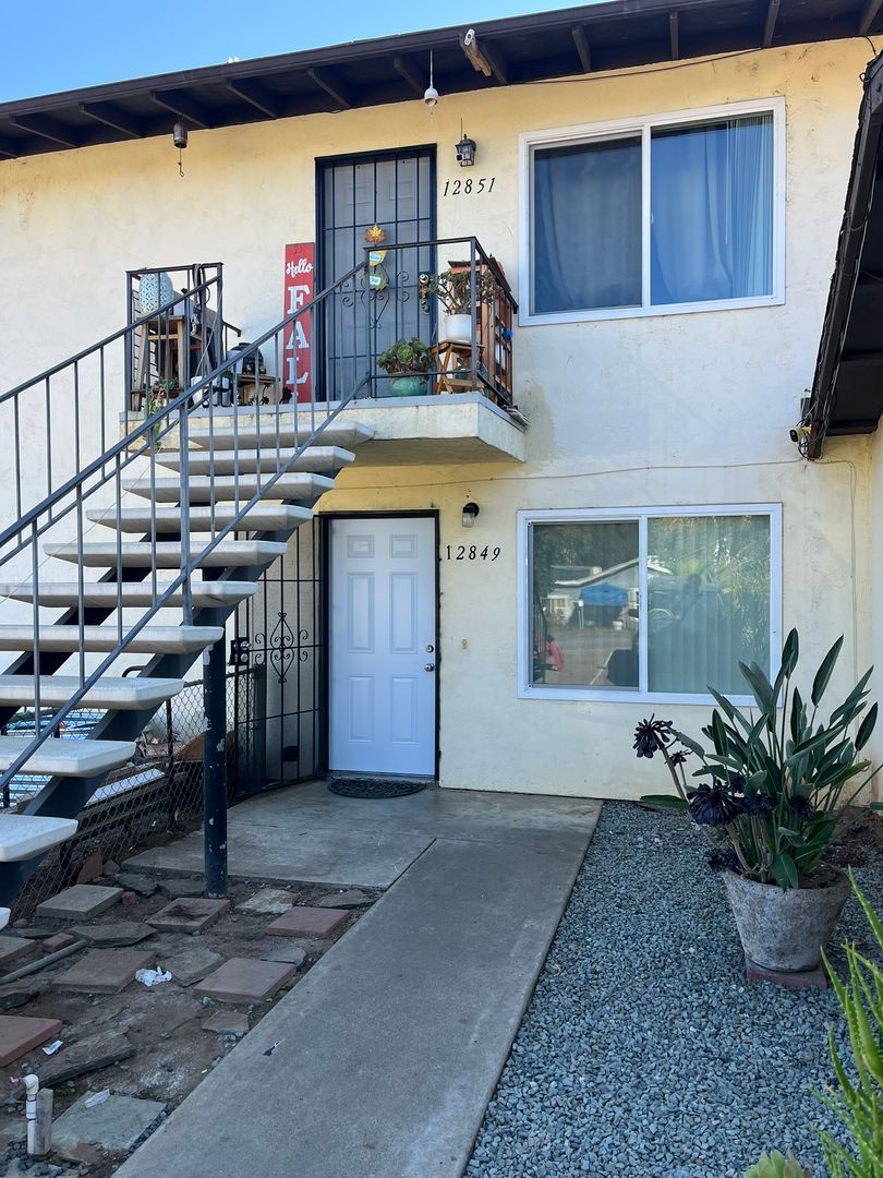 Lakeside Apartment: 12849-51 Beechtree St