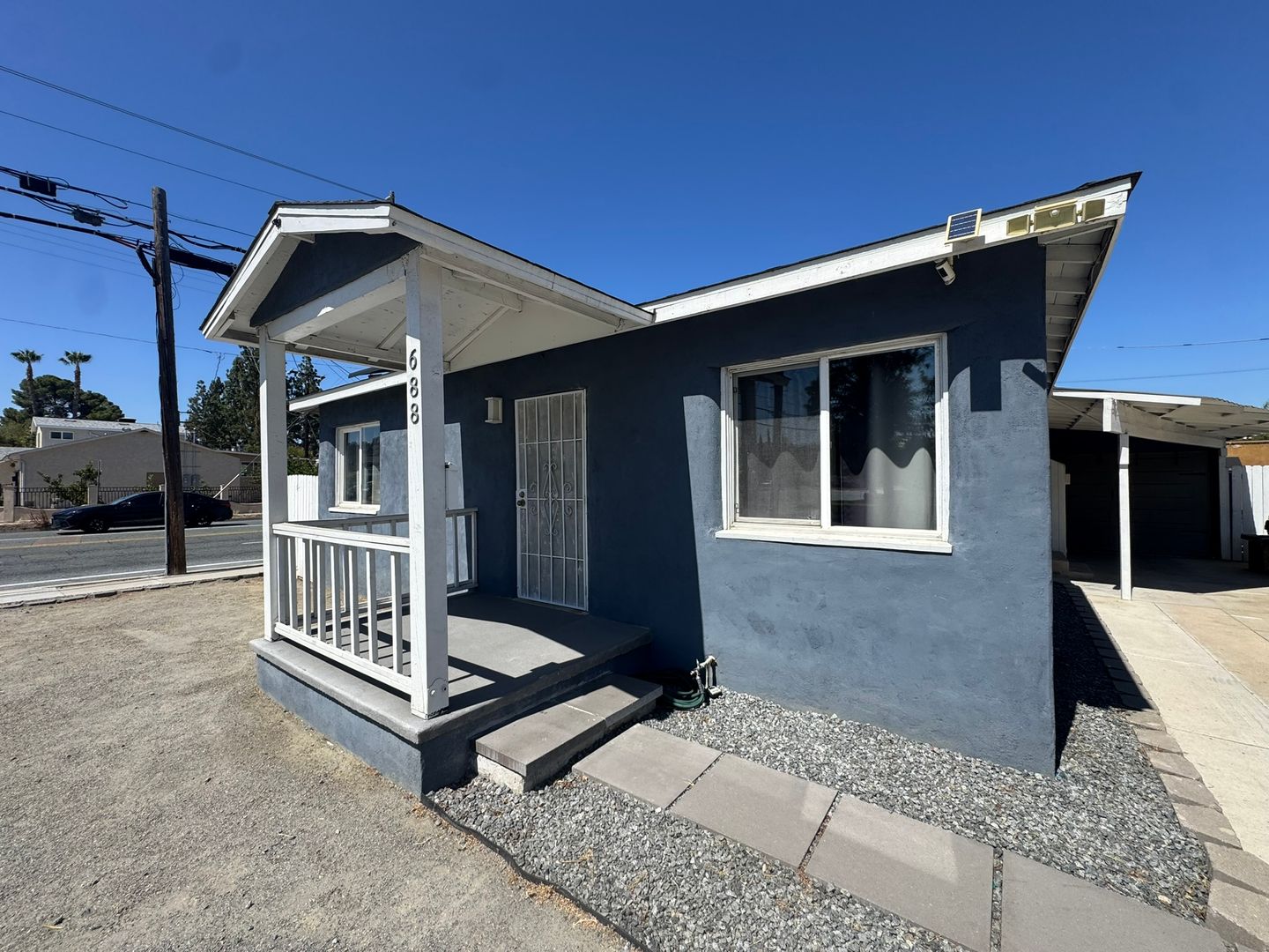 El Cajon House: 688 Taft Ave