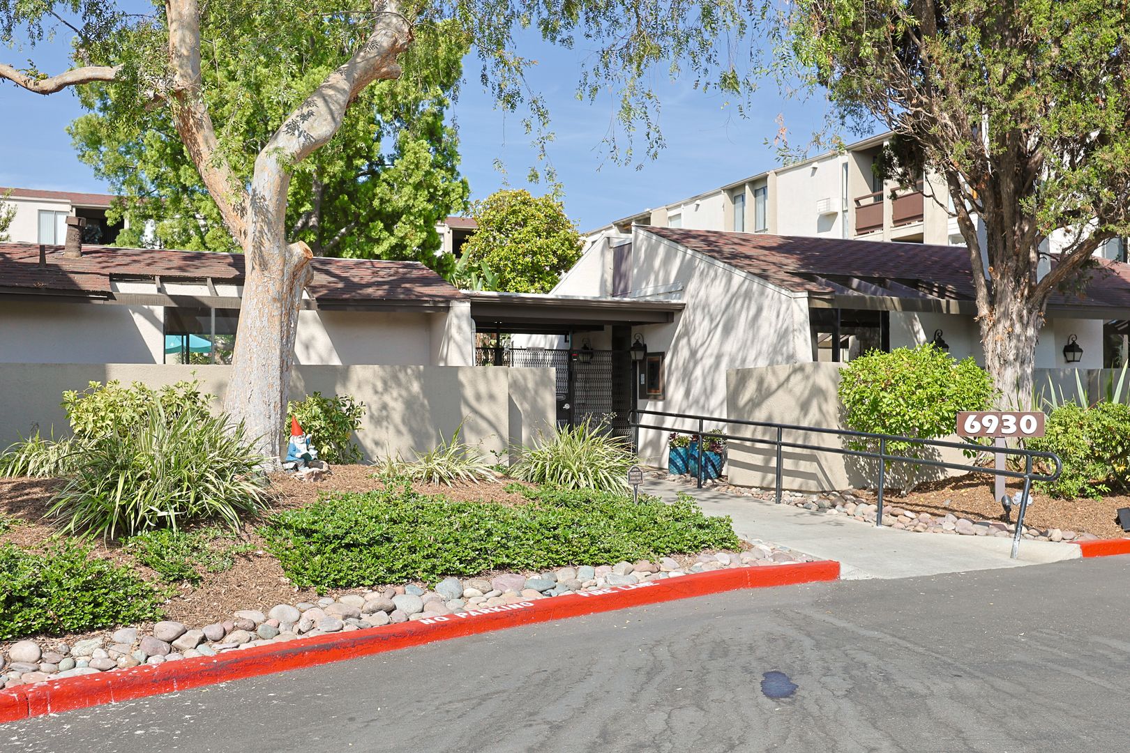 San Diego House: 6930 Hyde Park Dr #202