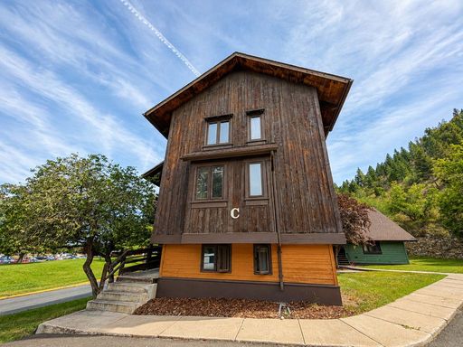 Pet Friendly 2 Bed 1 Bath Apartment Located Next to Down Town! – photo 1
