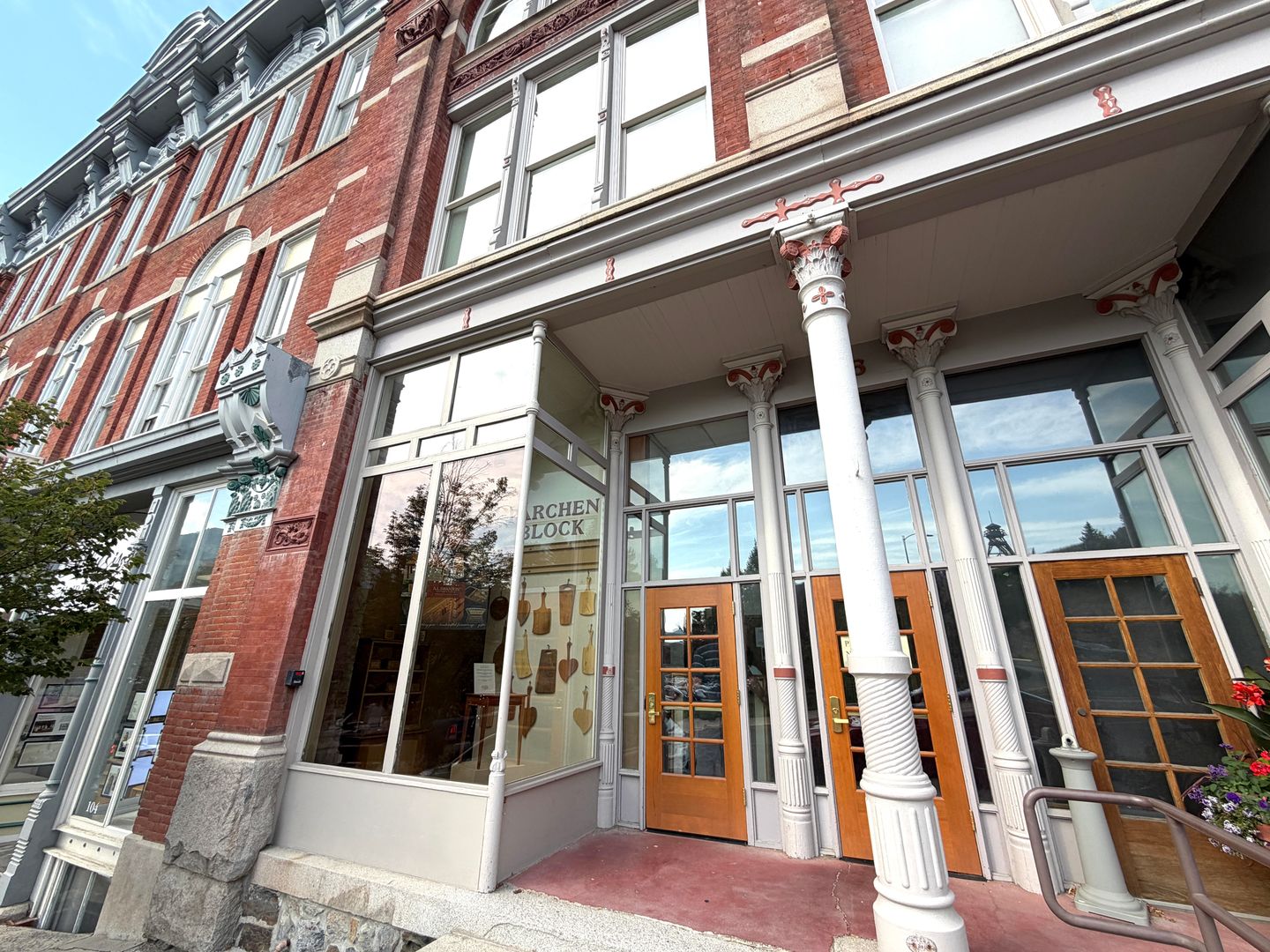 Helena Apartment: 106 E Broadway St.