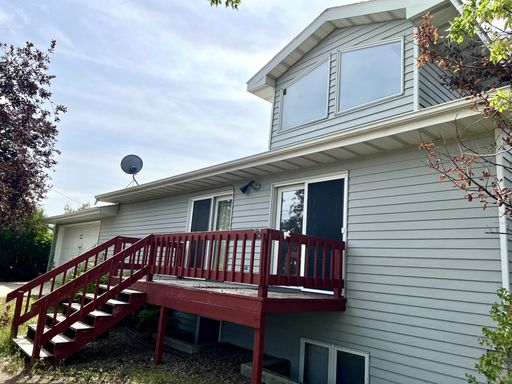 Pet Friendly 3 Bed 2 Bath Duplex With Attached Garage, Vaulted Ceilings, Located next to a Park! – photo 1