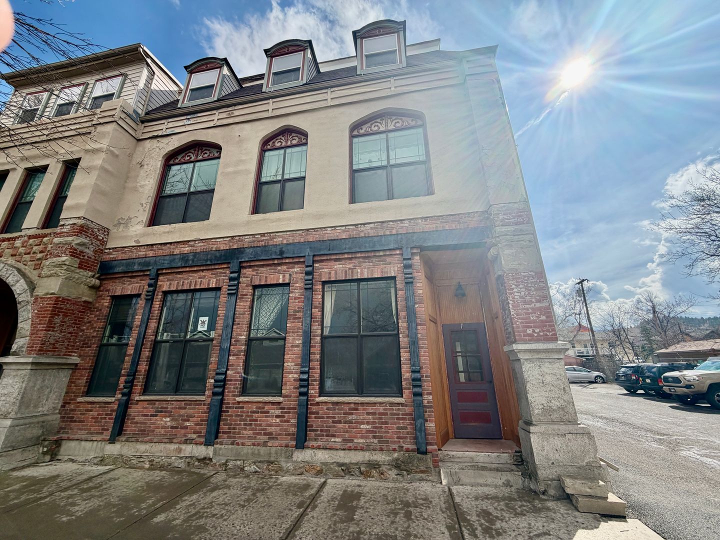 Helena Apartment: 517 E. Broadway St.