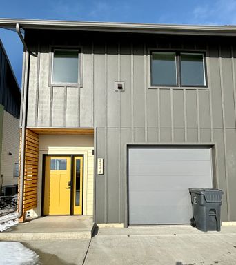 Pet Friendly Luxury 2 bed, 2 bath Townhouses W/ Attached Garage! – photo 1