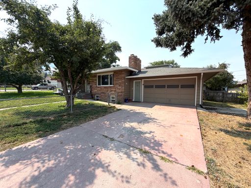Lower level, West side 1 bed 1 bath Apartment