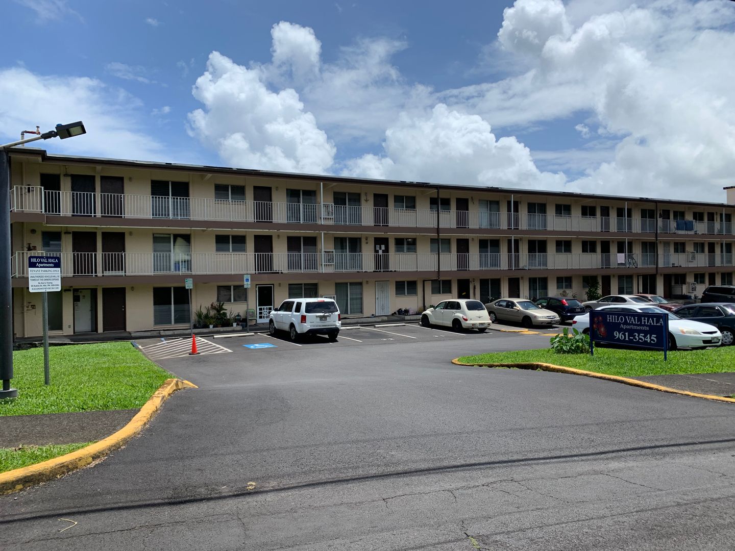 Hilo Apartment: Hilo Val Hala Apartments