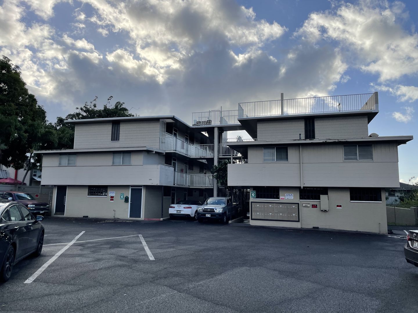 Honolulu Apartment: 1531 Kamehameha IV Road