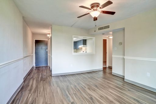 Freshly Updated 1B/1B Condo w/Den ALL UTILITIES INCLUDED-Ready for Immediate Occupancy !