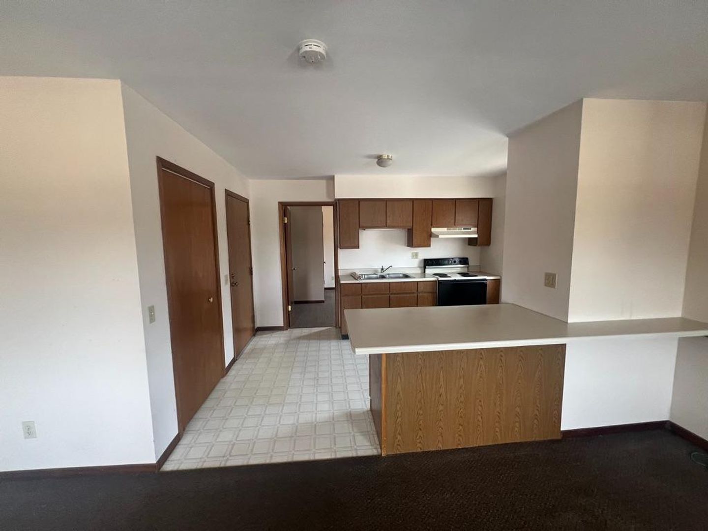 Argyle Apartment: 300 E Milwaukee