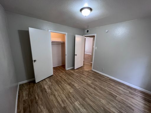 cute 2 bed 1 bath, near cute shopping area and coffee shop. near tech and medical. – photo 1