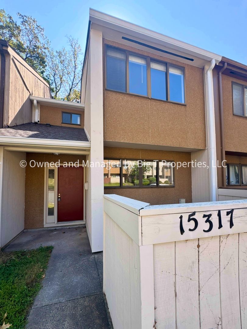 Beautifully updated huge townhouse in Woodbridge 