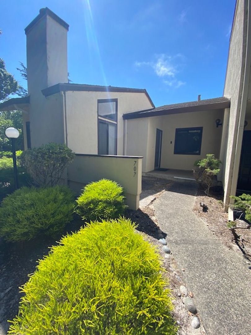 Pacific Grove House: 707 Timber Trl